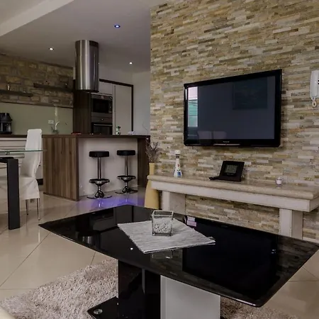 Mile - Modernly Equipped Apartment *